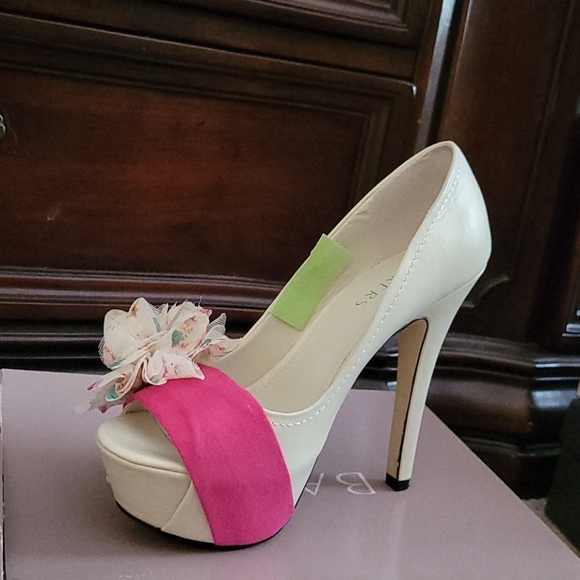 Size8 - Picture 3 of 3